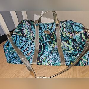 Lilly Pulitzer weekender bag is in the "Low Tide NAVY catty Personality